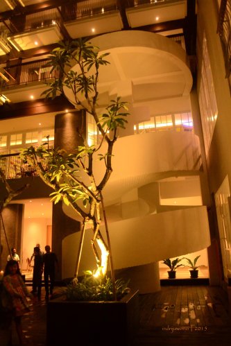 tangga lingkar menuju lobby