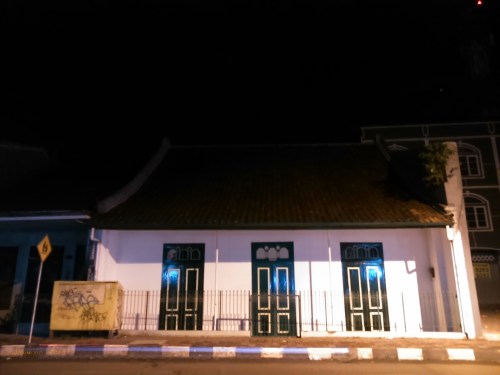 rumah cina di tepi jalan