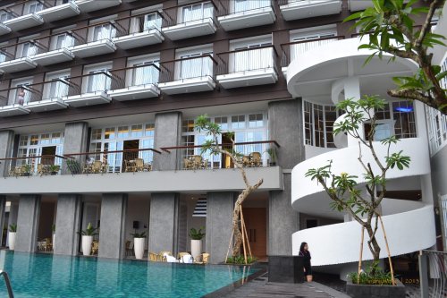 aksen utama, tangga lingkar di tepi kolam