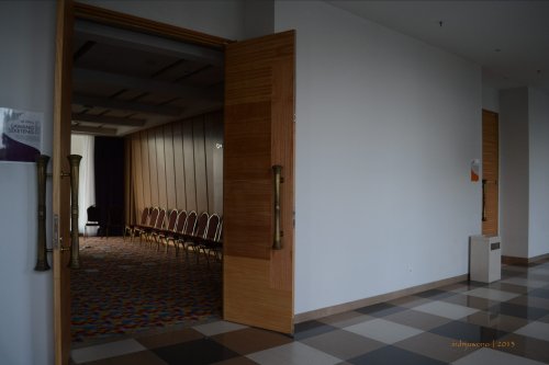 ruang pertemuan yang tersembunyi di bawah lobby