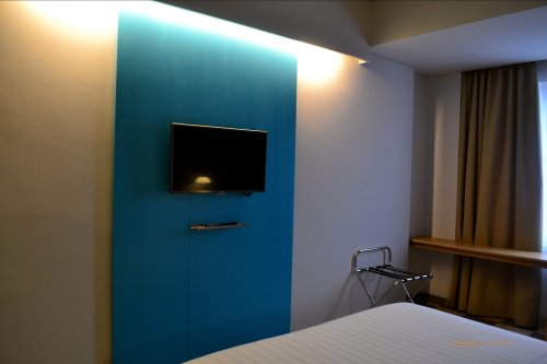 aksen biru pada bidang televisi