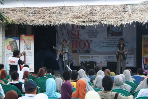 Toto ST Radik membacakan puisinya