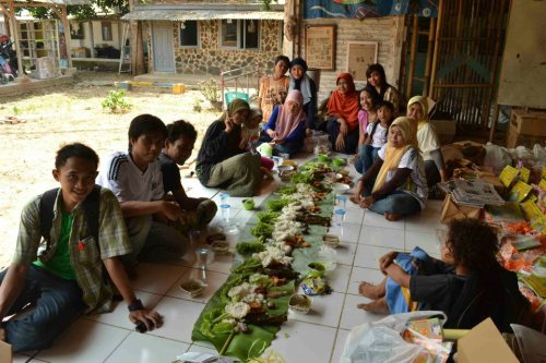 gonjlengan! ayo makan beramai-ramai!