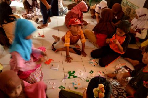 menunggu giliran sambil membuat ketrampilan