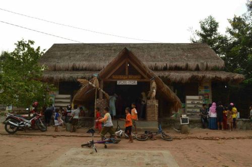 anak-anak bermain di sekitar perpustakaan