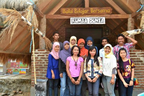 tim relawan yang membantu acara periksa gigi