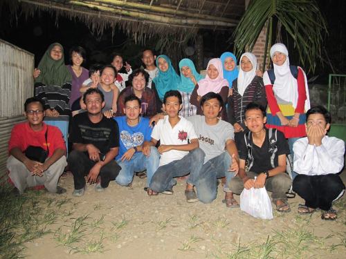 bareng relawan yang juga membantu acara nyenyore ramadhan (foto kak imelda)