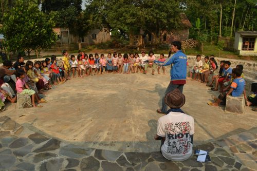 interaksi dengan anak-anak di teater terbuka