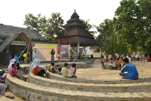 teater terbuka di depan perpustakaan rumah dunia