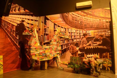 sculpture kuda di sudut panggung