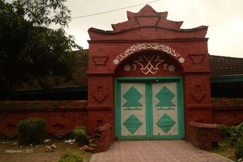 gerbang masjid agung cipta rasa dominan warna merah