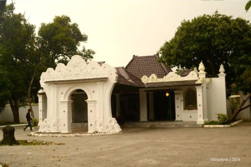 di dalam dominan warna putih