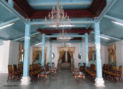 tiang-tiang biru keraton kanoman