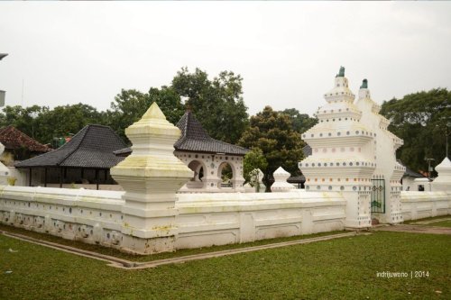 siti hinggil yang berwarna putih