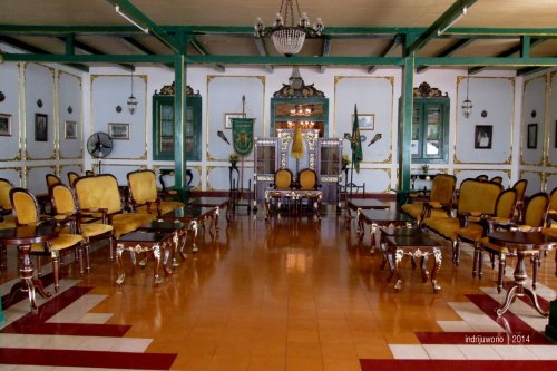 ruang raja menerima tamu di keraton kacirebonan