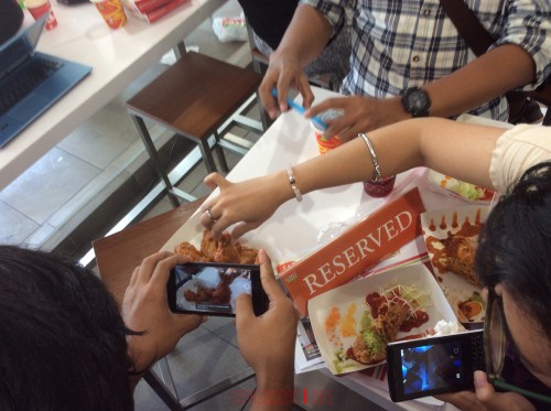 kumpul-kumpul mengabadikan ayam