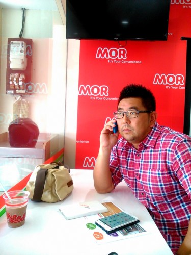 mas Hartadi, seorang expert traveler yang asyik membuat janji diMORStore yang strategis