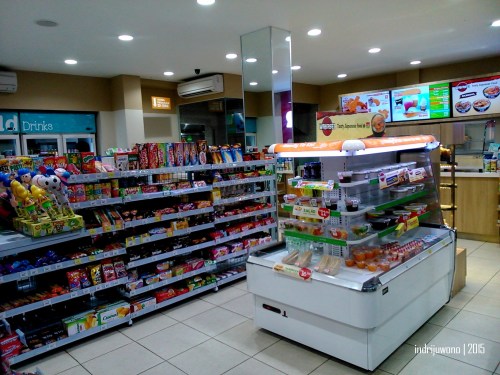 rak-rak rendah berisi cemilan