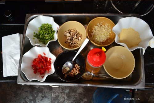 bahan-bahan penunjang omelet, bahan dasarnya sih : telur!