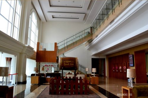 tangga dengan langkan kaca sebagai latar belakang