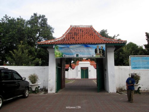 gerbang masuk keraton di jalan Pulasaren