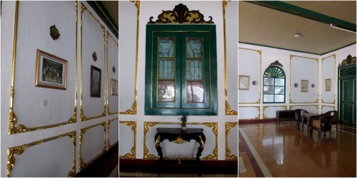 lis warna emas dann ornamen-ornamen hijau di dinding paduraksa