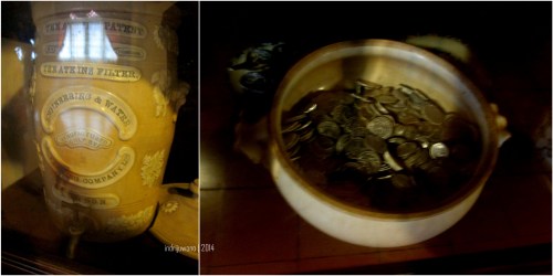 tempat air (semacam dispenser) dan baskom berisi uang gulden