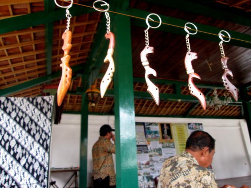 gantungan kunci berbentuk kujang sebagai oleh-oleh