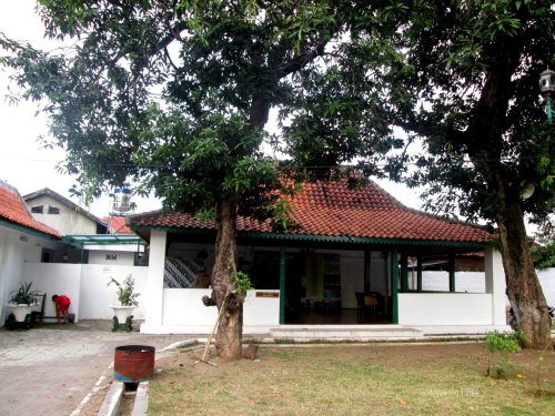 paseban kiri tempat melapor sebelum masuk dan didampingi pemandu