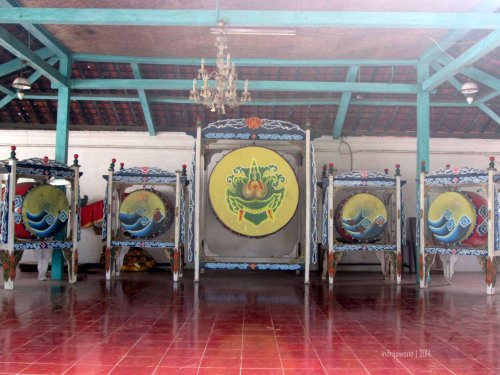 lima buah bedug yang disimpan di paseban kanan, ditampilkan saat festival budaya