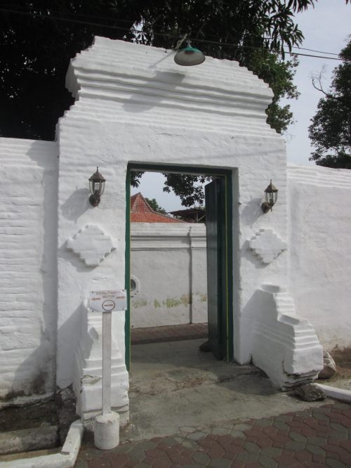 abdi dalem lewat pintu yang ini