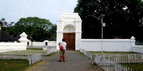 gerbang besar lengkung yang mencuri perhatian
