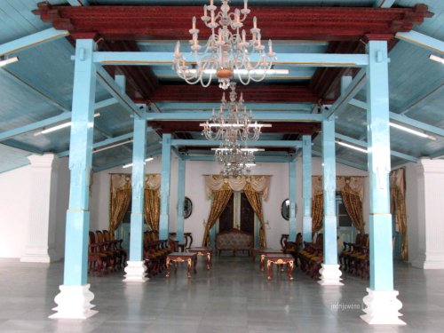 tiang-tiang biru yang berdiri di atas umpag batu