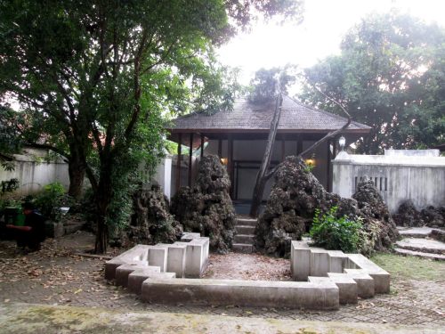 kolam petilasan batu karang