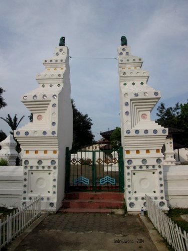 gerbang siti hinggil bermodel candi bentar yang dihiasi piring porselin cina