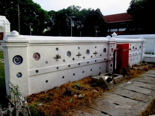 detil dinding pagar siti hinggil, paduan cina dan eropa.