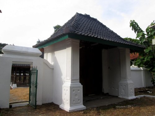 gerbang masuk menuju area tinggal