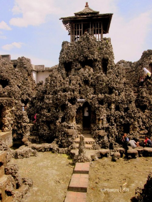 tepat sesudah menyeberang kolam di kiri kanan ada patung berbentuk lingga, bernama perawan sunthi