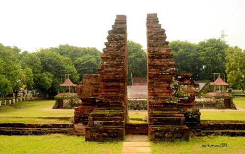 gapura bentar, menghadap ke pelataran pertunjukan