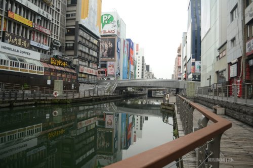 walaupun bawa koper atau ransel, tolong tidak diceburkan sembarangan. waterfront di dotonburi, osaka