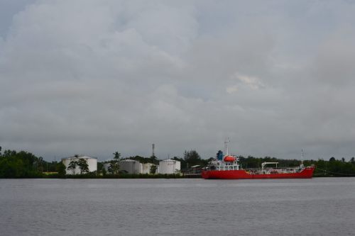 silo bbm di tepi pelabuhan