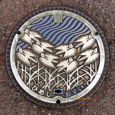 manhole cover HIMEJI, dengan lambang burung