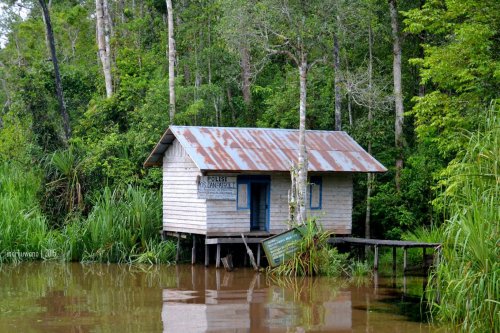 kantor polisi di tepi sungai