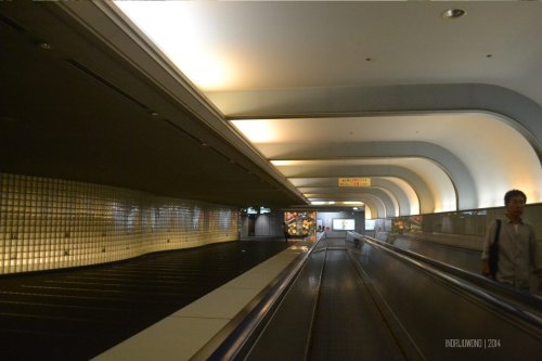 bahkan lorong stasiun pun dilengkapi conveyor. JR Namba Station, Osaka.