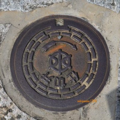 ini lubang saluran air hujan di KYOTO, tak sebesar manhole cover.