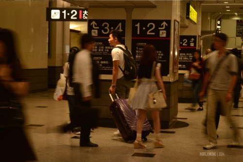 tapi, membawa koper sepertinya sudah menjadi kebiasaan di sini.