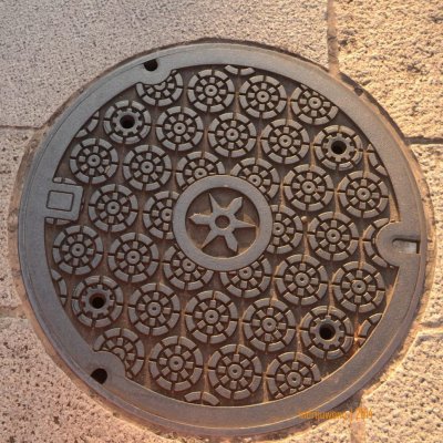 manhole cover di KYOTO, lambang maple bermekaran