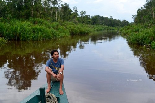 ini pria ganteng yang meracuni kami agar datang ke tanjung puting