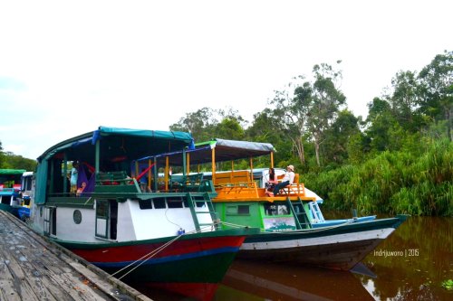 kapal sandar dulu sementara penghuninya melintasi alam