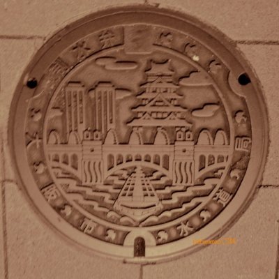 manhole cover di OSAKA, bercorak istana dan jembatan